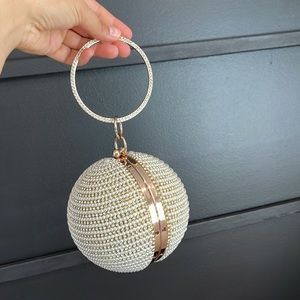 Round pearl clutch